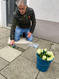 Stolpersteine putzen: OB Kandidat Joachim Kögel