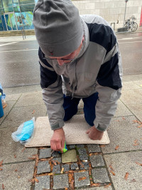 Stolpersteine putzen: Stadtrat Rudolf Erne